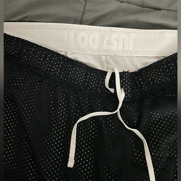 Nike Dri-Fit shorts black and white - Picture 3 of 6